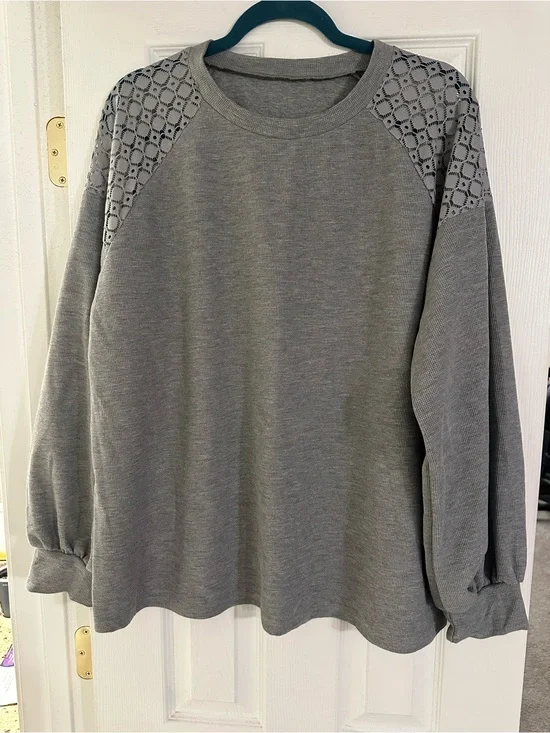 🩶🔥🩶‎ NWOT Gray Lace Shoulder Sweatshirt Size 2XL 🩶🔥🩶