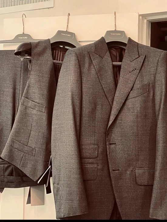 Tom Ford 3 Piece Suit in Charcoal in Italian 44 R/ US 34 R. BRAND NEW