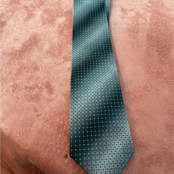 Van Heusen Black and Gray Patterned Tie