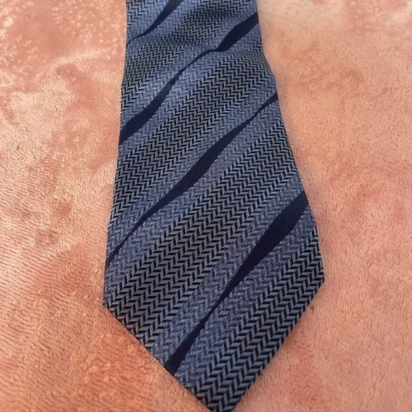 Kenneth Cole Blue and Gray Patterned Tie