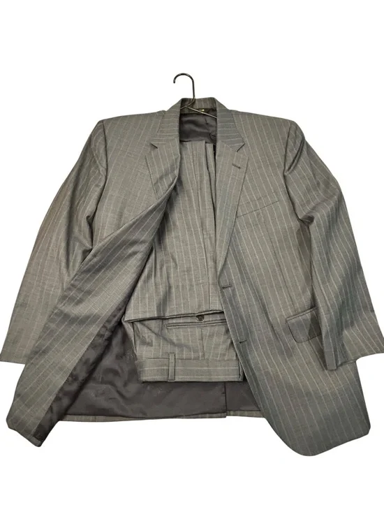 Jos. A. Bank Signature Gold Men's Gray Pinstripe Two-Piece Suit Jacket 42S 34/28