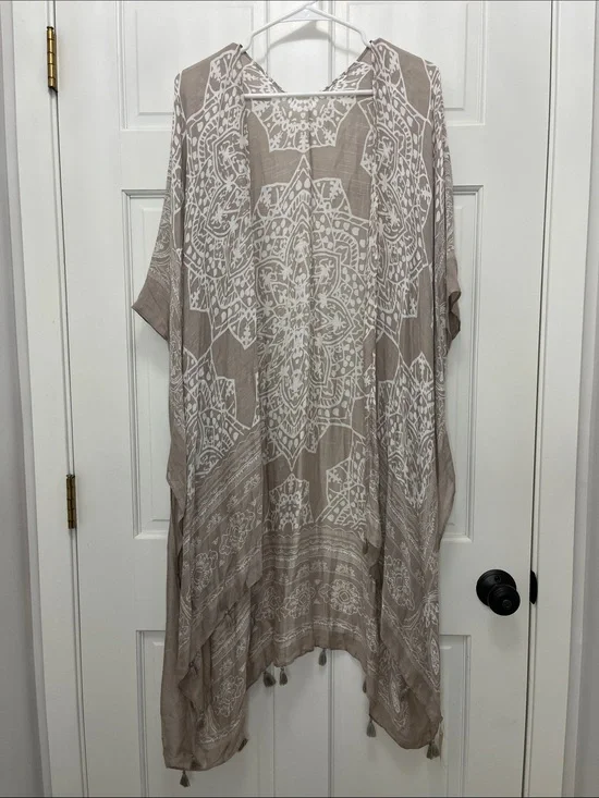 Beautiful Nomad Light Taupe and White Boho Kimono Cover Up NWT