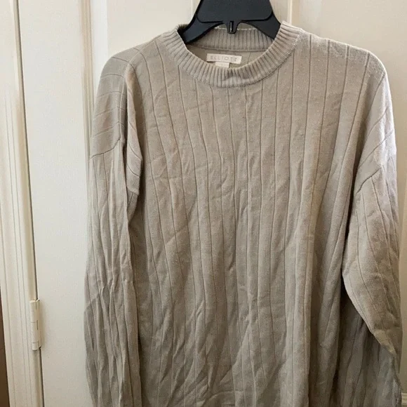 FINAL MARKDOWN Men’s Elliott sweater large