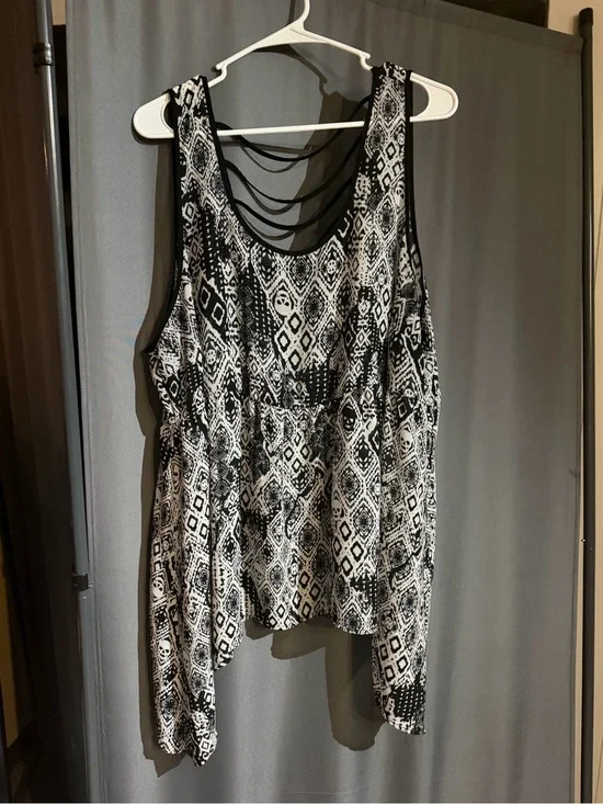Torrid Size 3 (3X) Skull Geometric Print Strappy Back Tank Top