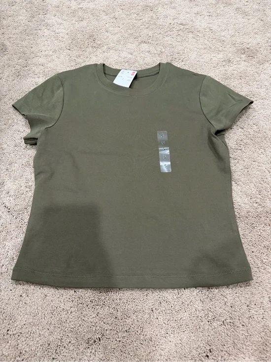 Uniqlo Women’s Olive Green Baby Tee Top, Size Small