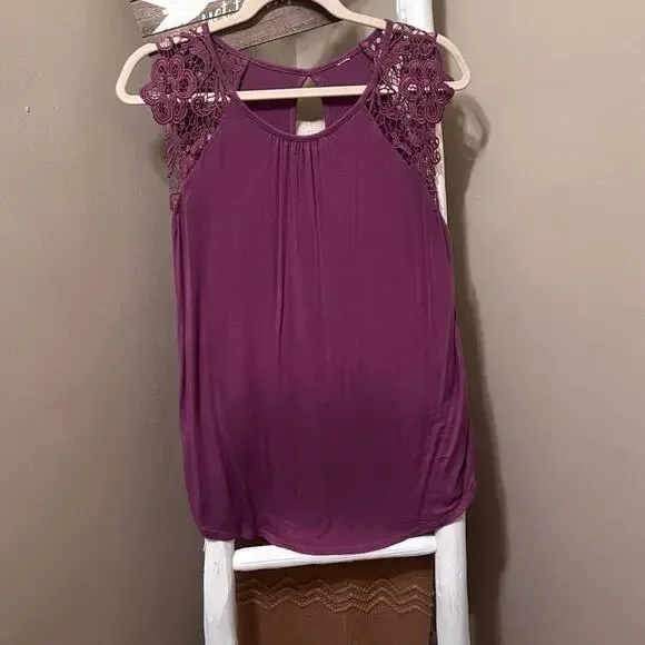 Beautiful top featuring floral crochet lace