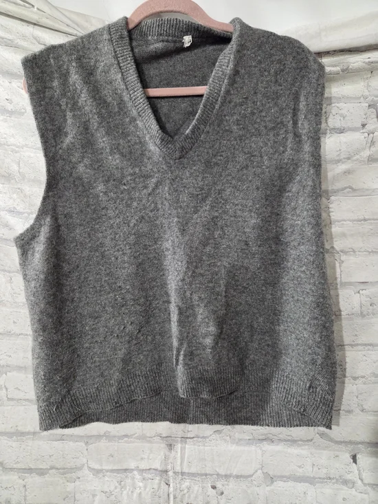 Vintage Men's Gray V-Neck Sweater Vest