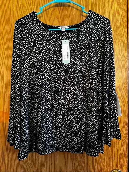 Black & White Leaf-Print Bell Sleeve Top