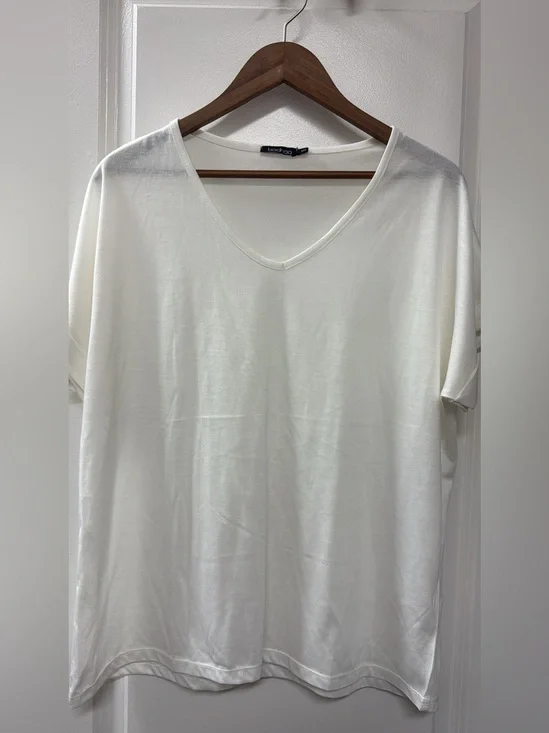 Boohoo Women’s V-Neck Short Sleeve Tee in White