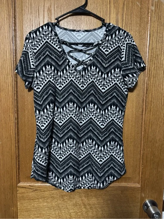 Chevron Lace-Up Short Sleeve Tee in Black & White