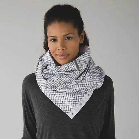 Lululemon Vinyasa Scarf *Fleece Dottie Eyelet White Black / White