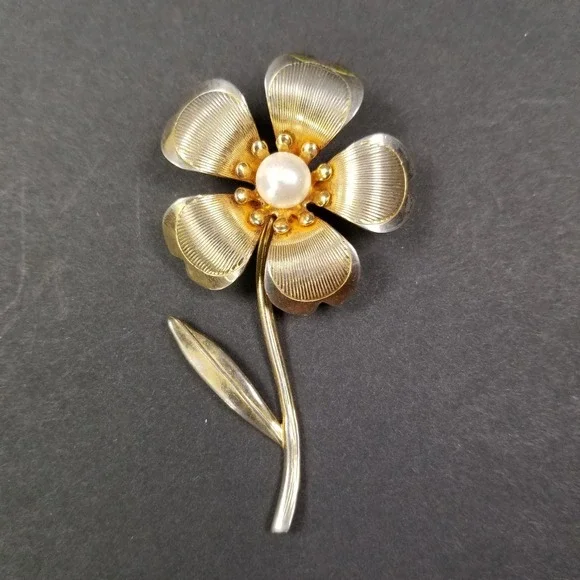 Vintage Gold Tone Flower Brooch Faux‎ Pearl Center Ribbed Petal Floral Pin