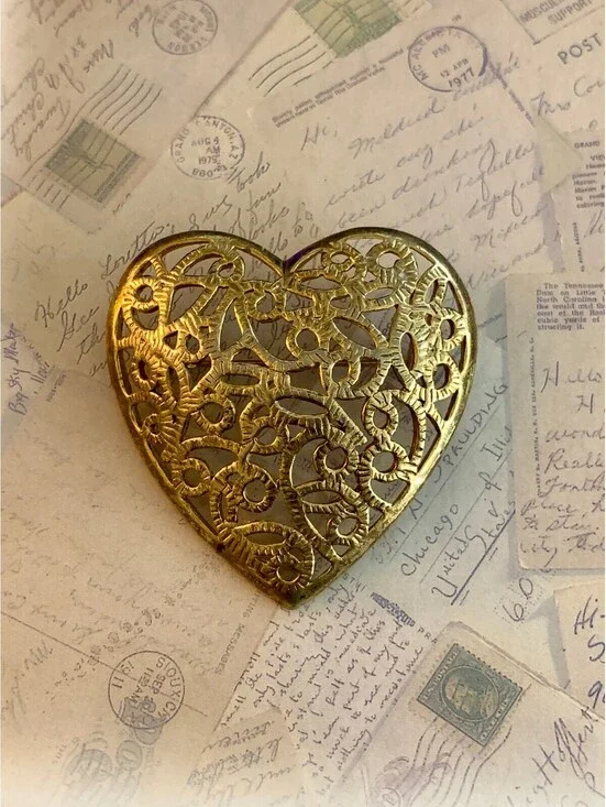 Vintage Charming Gold-Tone Filigree Heart Brooch Pin - Romantic Accessory