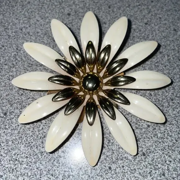 Vtg Sarah Coventry Huge Gerbera Daisy White Enamel Flower Brooch Gold Tone
