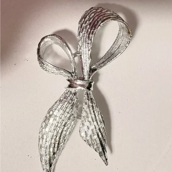 Vintage Gerry’s Silver tone Ribbon Brooch with textured pattern
