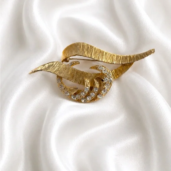 Gold Tone Rhinestone VTG Abstract Swirl Brooch
