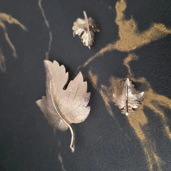 Vintage Gold Tone Leaf Brooch and Clip On Earrings Set Textured Maple Leaf