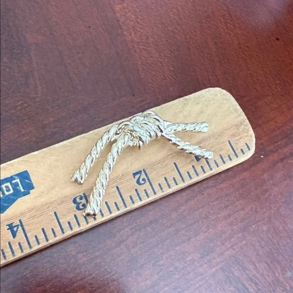 Vintage Robe Brooch