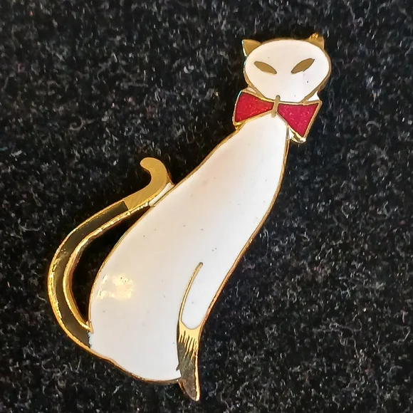 Vintage goldtone cloisonne Siamese cat brooch white with red bow tie