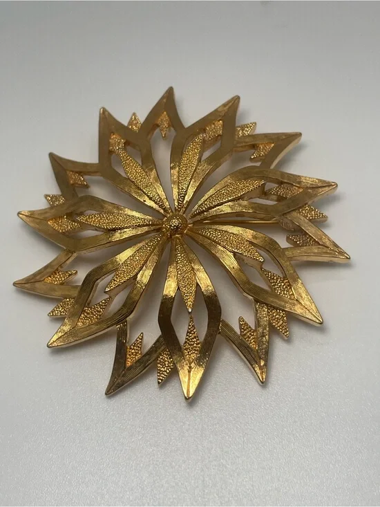 VTG Monet Gold Tone Starburst Floral Textured Brooch