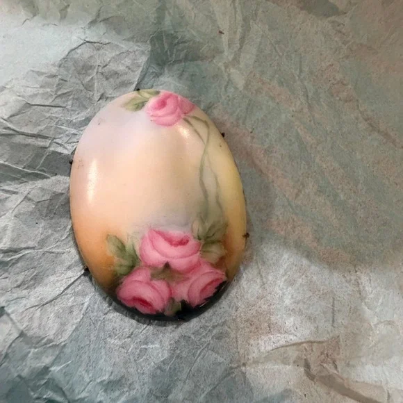 Vintage Hand Painted Porcelain Pink Rose Floral Oval‎ Brooch Brass Tone Setting
