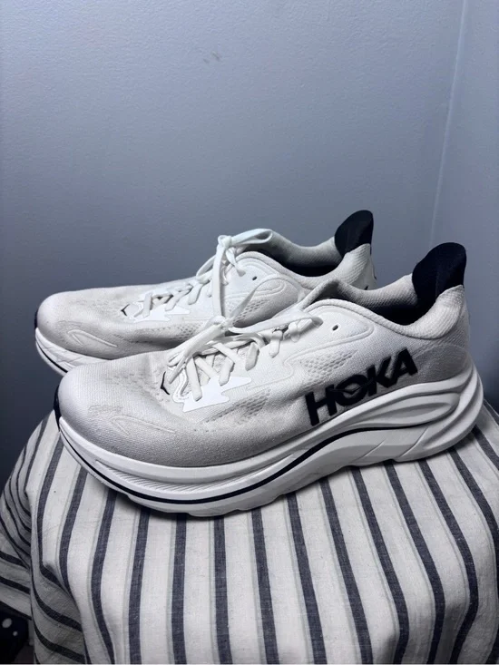 HOKA Men's Clifton 10 Running Shoes size 9.5