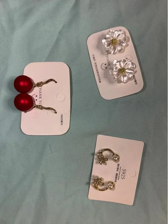 3 pairs women’s earrings