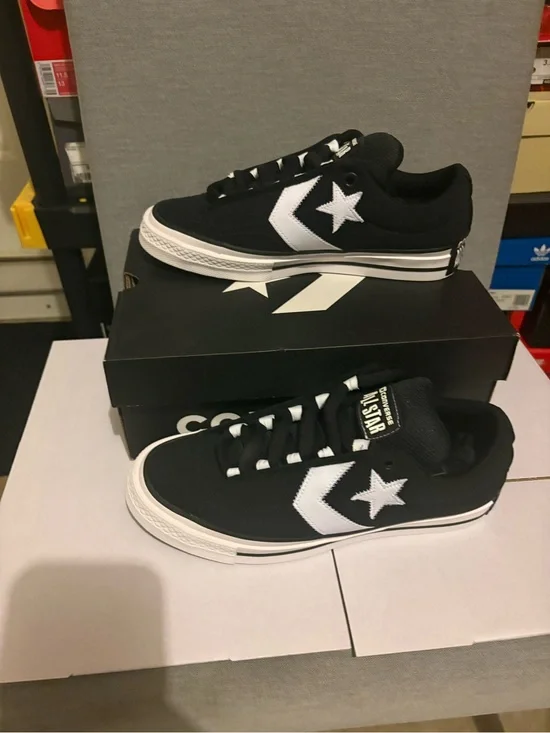 Converse Mens 'size 8 Black & White Star Low-Top Sneakers