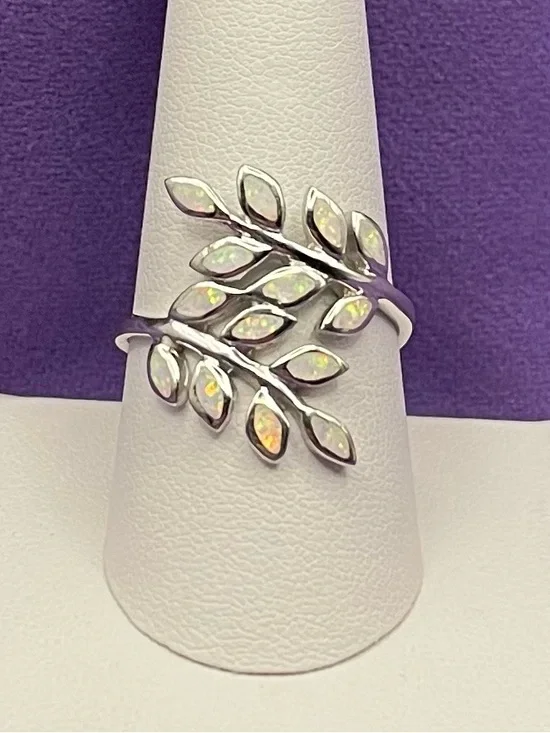 NWOT . 925 sterling silver synthetic white opal leaf ring size 9. Weight 3.80 g