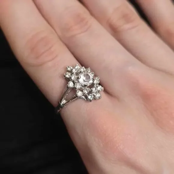 Vintage Rhinestone Starburst Ring Silver Tone Cocktail Ring Size 6.25