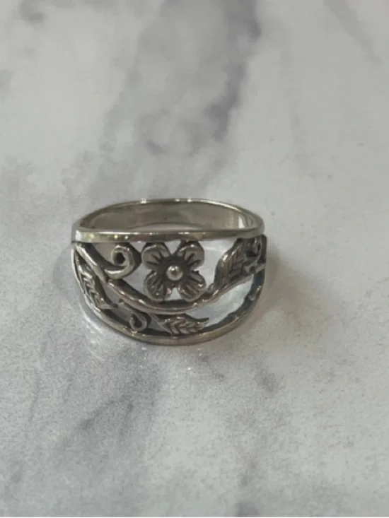 Sterling Silver Floral Cutout Women’s Ring size 6.5