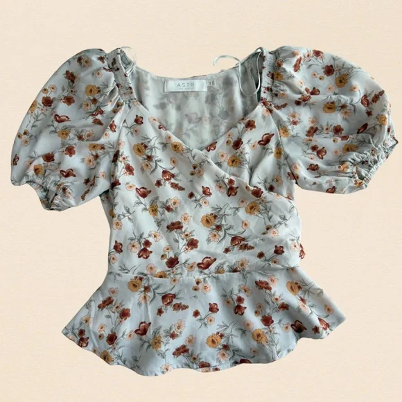 ASTR Ivory Floral Peplum Top Sz XS Puff Sleeve Blouse Y2K Coquette Peasant