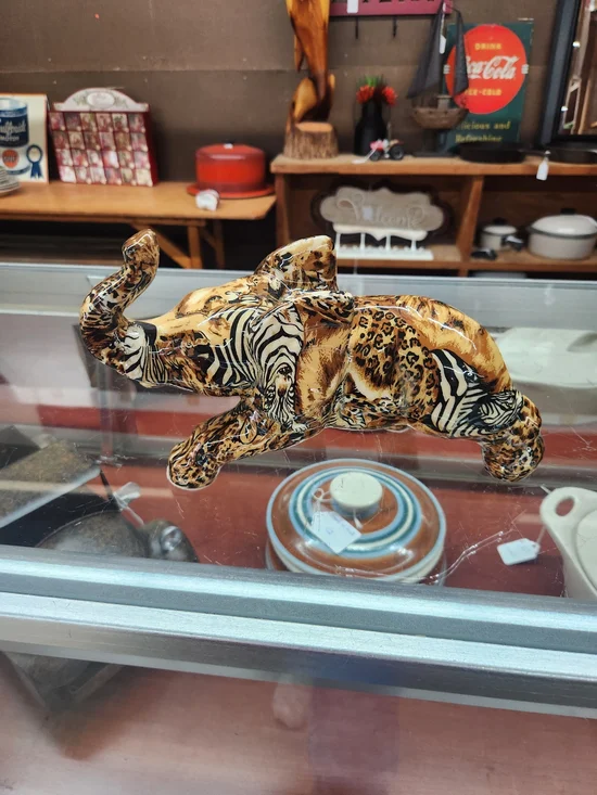 LA vie Ceramic Elephant Figurine - Brown Pattern