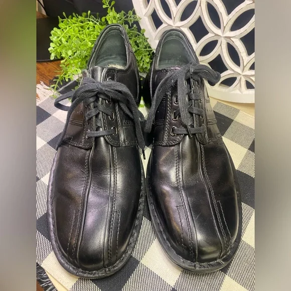 Clarks Black Leather Lace-Up Oxfords‎