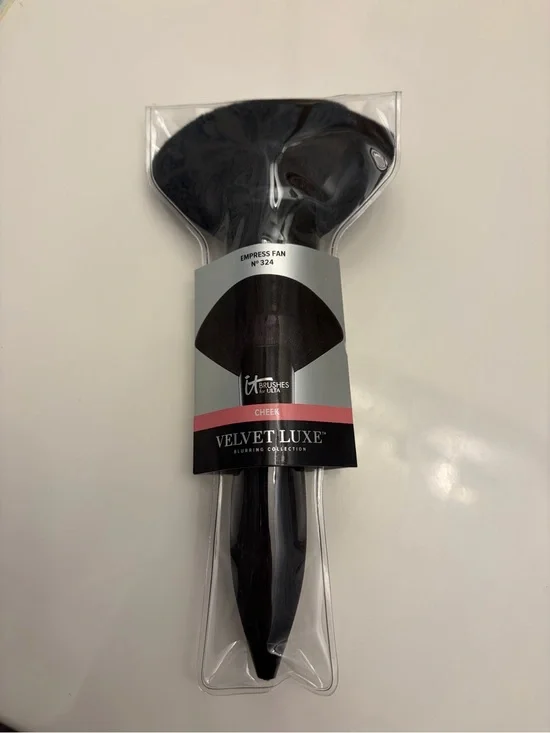 IT Cosmetics Velvet Luxe Empress Fan Brush #324 cheek New in package