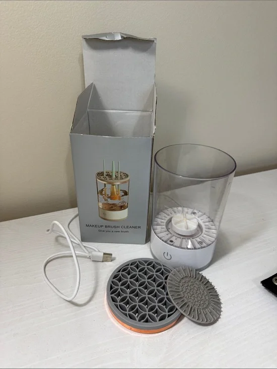 Makeup brushes cleaning machine