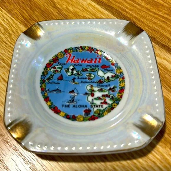 Vintage Hawaiian islands ashtray