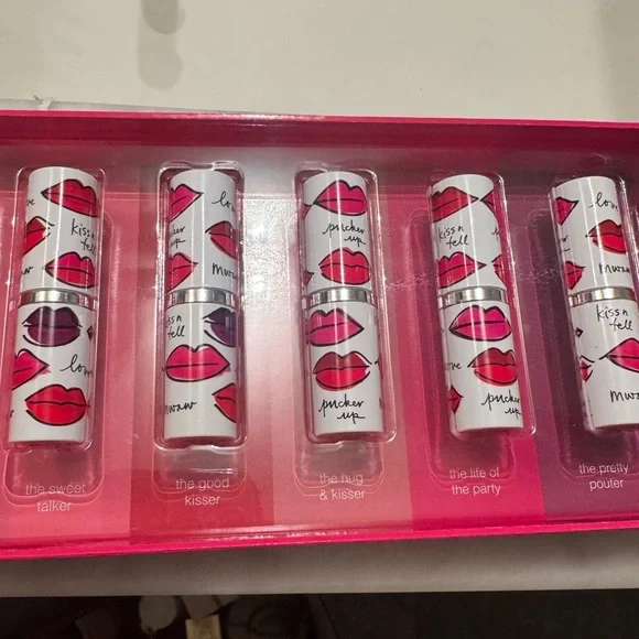Clinique kiss lipstick set with 5 limited edition lipsticks new in box