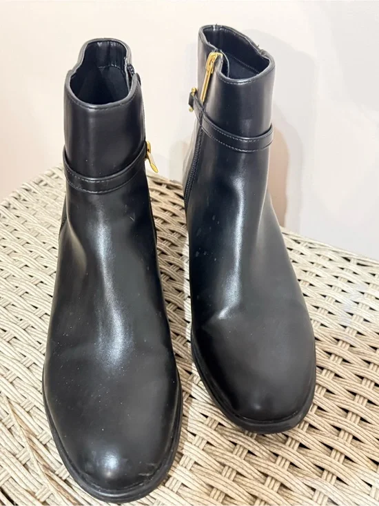 Bandolino Black Ankle Booties with Gold Chain Hardware 8.5