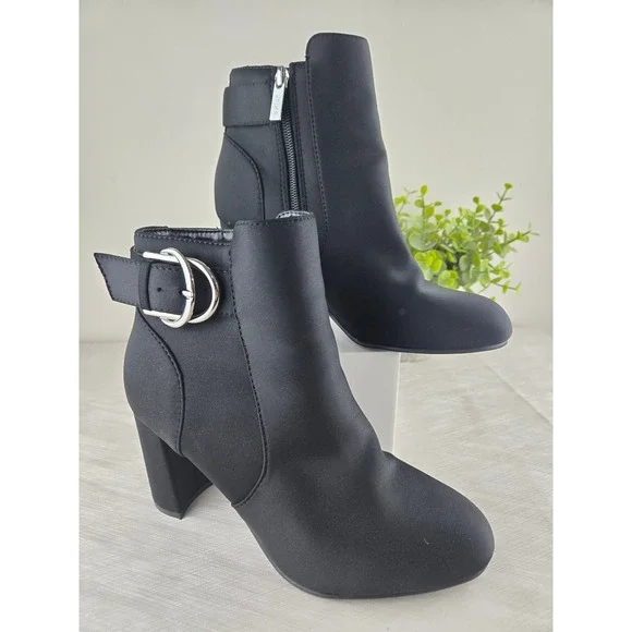 Unisa UNRAYRAY-R Womens Black Textile Buckle Block Heel Ankle Boots‎ Size 7W