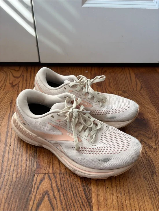 Brooks GTS 23 Women's Neutral-Run Sneakers in Pale Pink and Cream Size 8.5