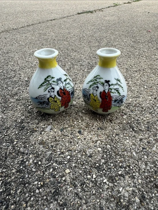 vintage Japanese porcelain bud vases pair