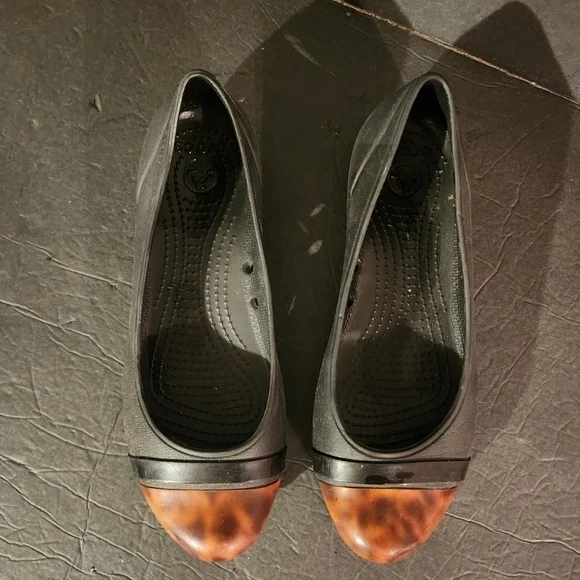 Crocs Cap Toe Tortoise Flats Size 7, please see all pictures