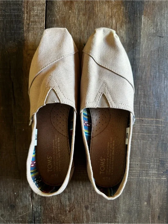 Beige colored Tom’s 7.5