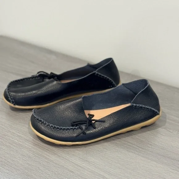 Walking Women’s Stitched Leather Black Rubber Knobby Sole (sz 39)