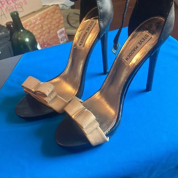 FINAL MARKDOWN Steve Madden Black and Gold Women's Heels 9 brand new