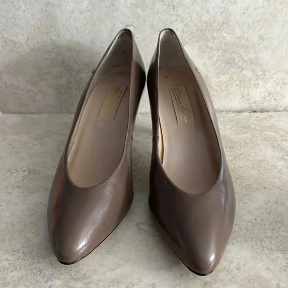 Etienne Aigner Vintage Leather Classic Heel Pumps size 8 N never worn