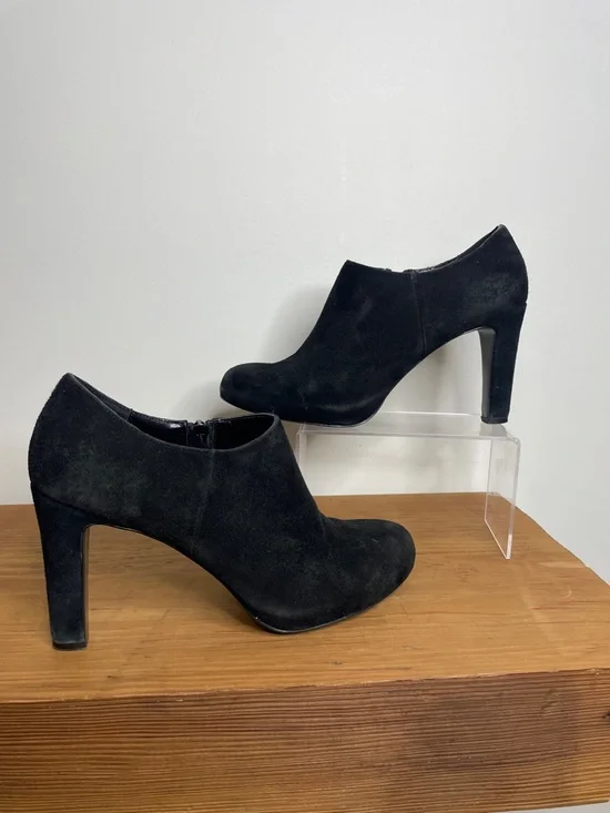 🍉 Tahari Black Suede High Heel Booties