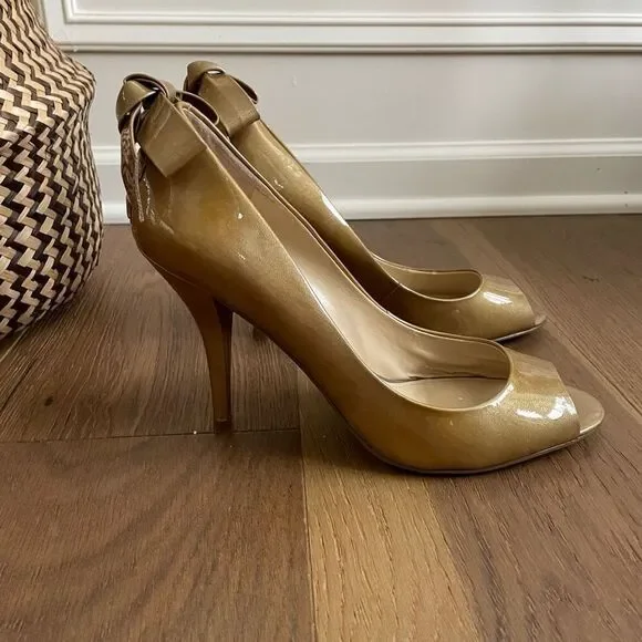 Enzo Angiolini Eamistle Natural Nude Champagne Patent Leather Peep Toe Heels Bow