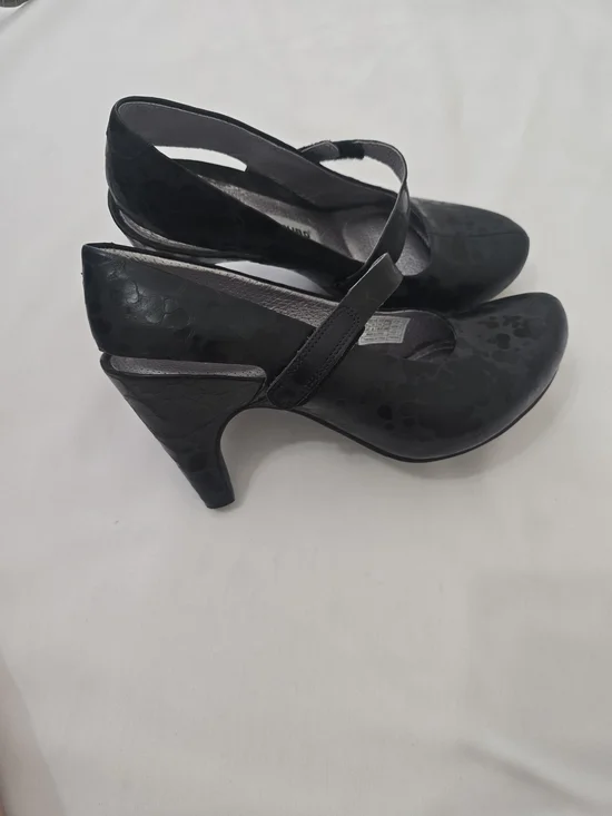 Tsubo Black Textured Mary Jane Heels with Cross Strap‎ 7.5